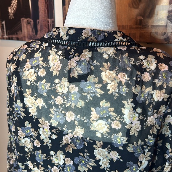 NWT beautiful flowing blouse - Picture 6 of 9